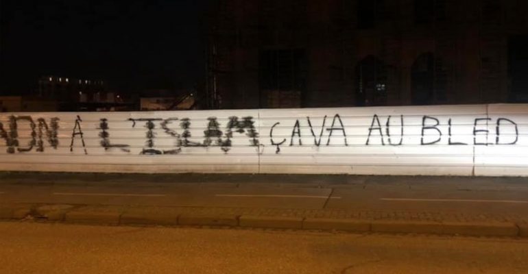 French-mosque-vandalized-with-Islamophobic-graffiti