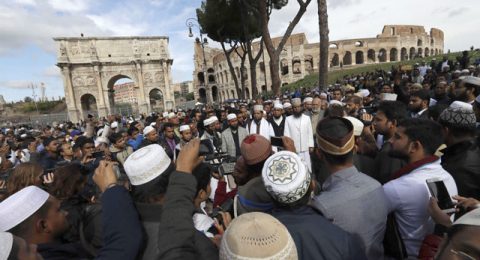 Muslims protest in front of Colosseum over mosque closures