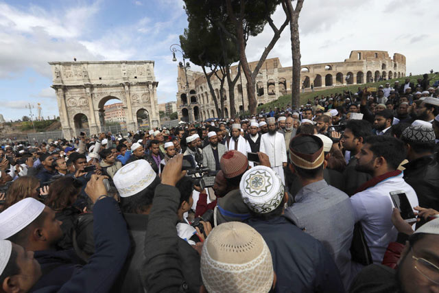Muslims protest in front of Colosseum over mosque closures