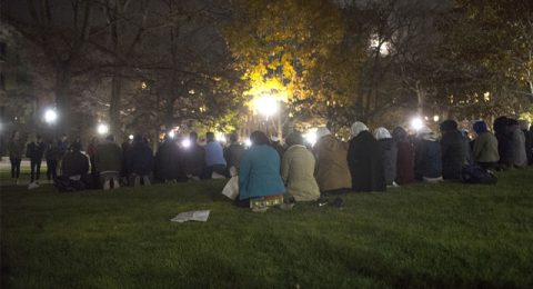 Students-Protect-Muslims-as-They-Pray-in-Michigan-640