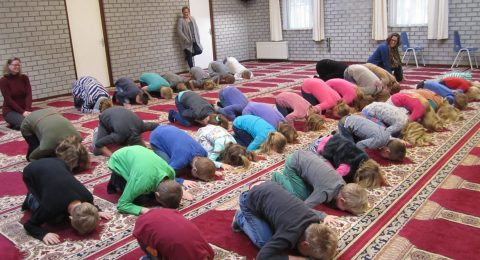 school-children-taught-Muslim-prayer-1280