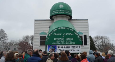 Hundreds-Shield-US-Oldest-Mosque-to-Support-Muslims-1280