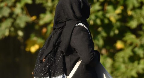 Islamic-schools-in-England-require-girls-to-wear-hijabs