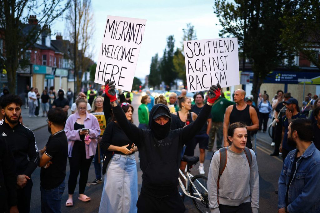 Anti-Muslim riots in UK cause fear, security boosts