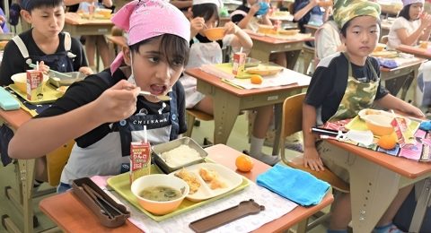 1st halal food lunches served at elementary, junior high schools in 2 east Japan towns