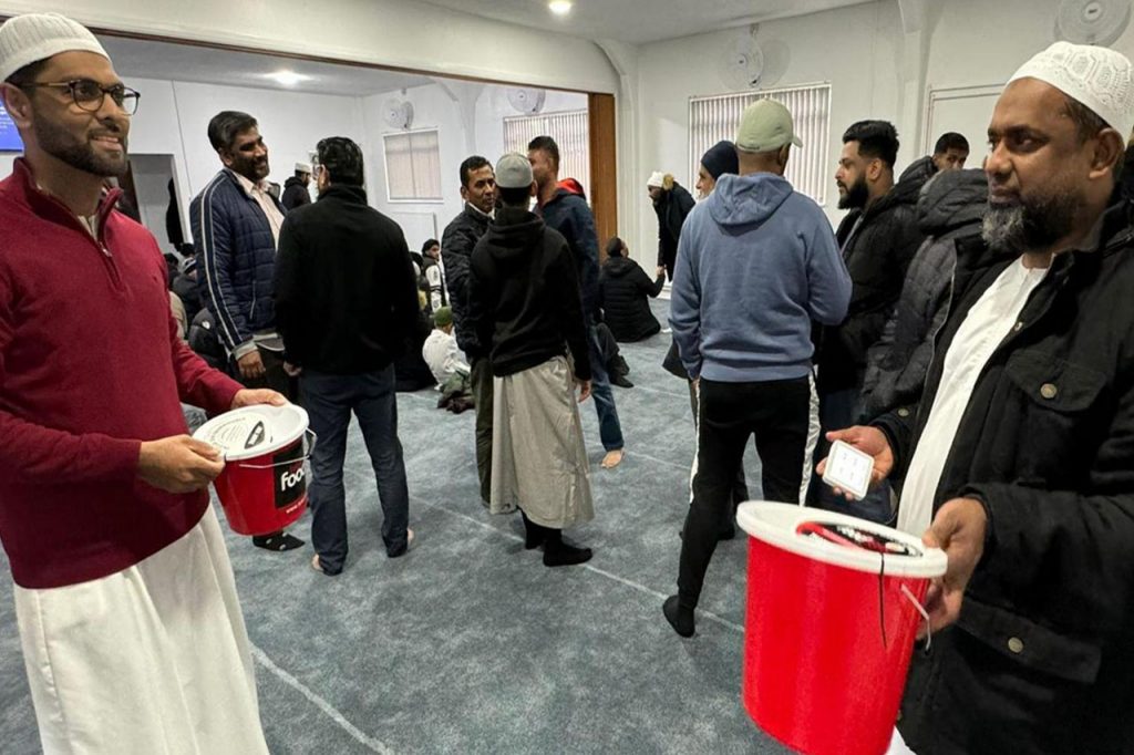 Muslim community 'unite' to buy items for foodbank